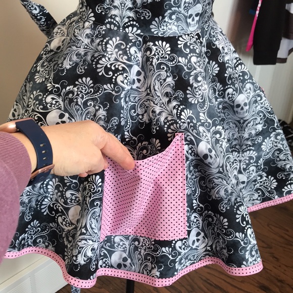 Pink and black skulls Apron. Rockabilly, Burlesque, 50s pin-up, goth - Picture 10 of 11